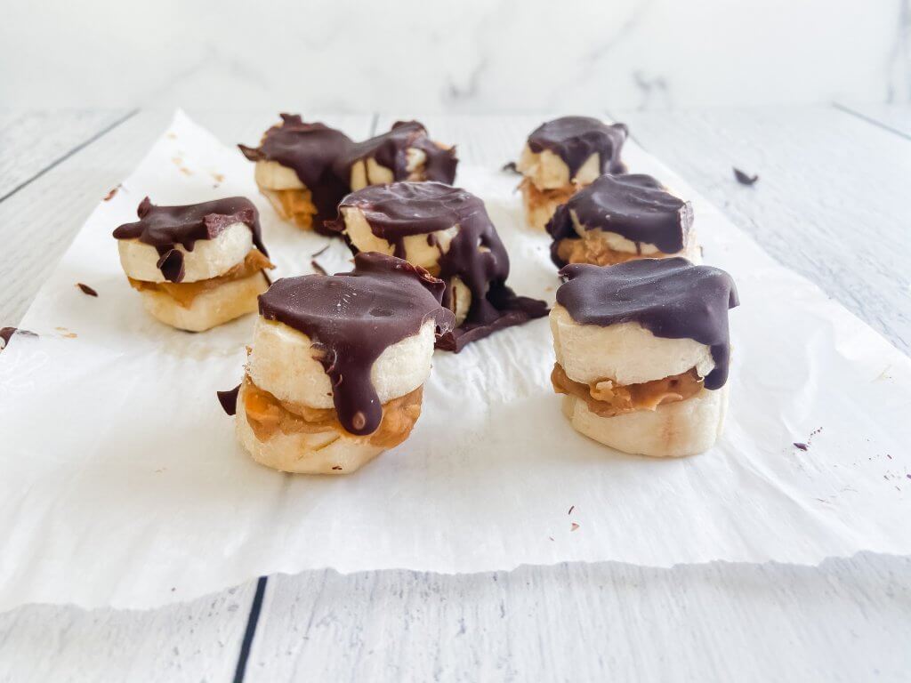 frozen banana bites with dark chocolate and peanut butter