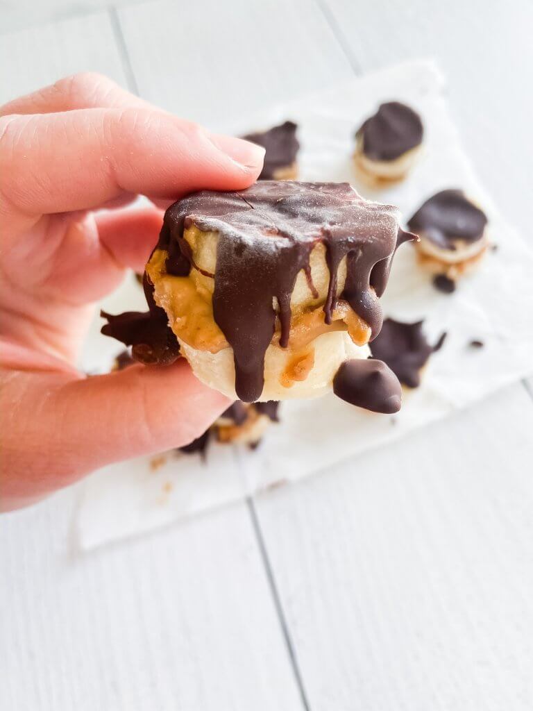 frozen banana bites with dark chocolate and peanut butter