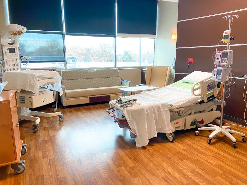 adventhealth shawnee mission birth center labor and delivery room