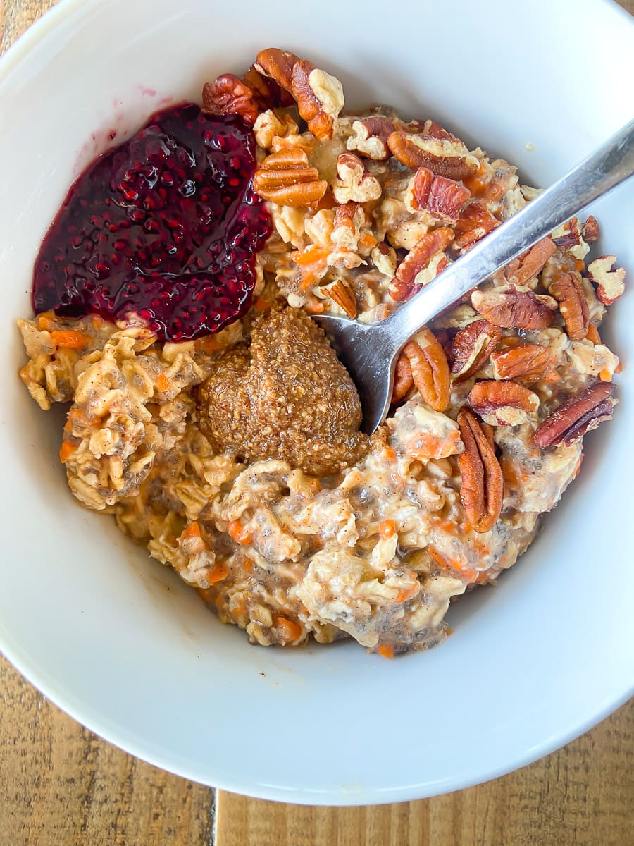 CARROT CAKE OVERNIGHT PROTEIN OATMEAL (VEGAN) - Nutritionist Mom